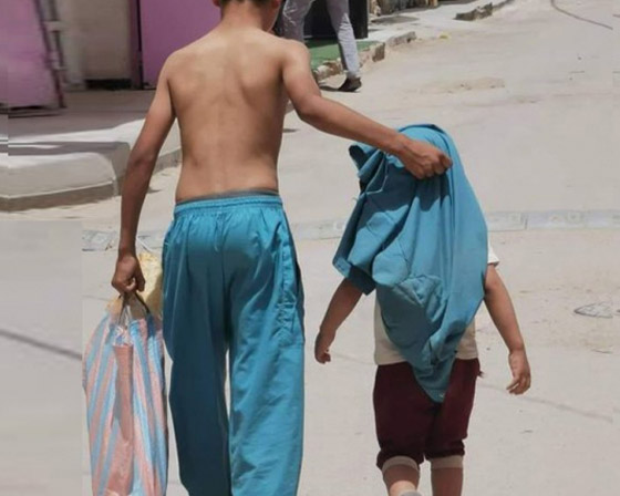 صورة تخطف القلوب.. طفل جزائري خلع قميصه ليحمي شقيقه من الشمس صورة رقم 3 صورة تخطف القلوب.. طفل جزائري خلع قميصه ليحمي شقيقه من الشمس صورة رقم 3