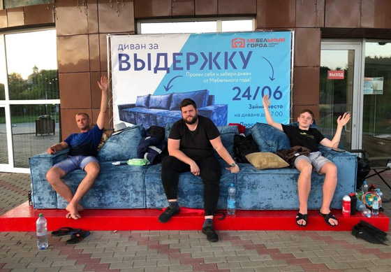 شابان روسيان يفوزان بتحدي بعد أن بقيا جالسين على أريكة 4 أيام متواصلة! صورة رقم 2