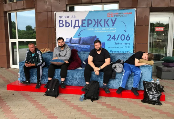 شابان روسيان يفوزان بتحدي بعد أن بقيا جالسين على أريكة 4 أيام متواصلة! صورة رقم 1