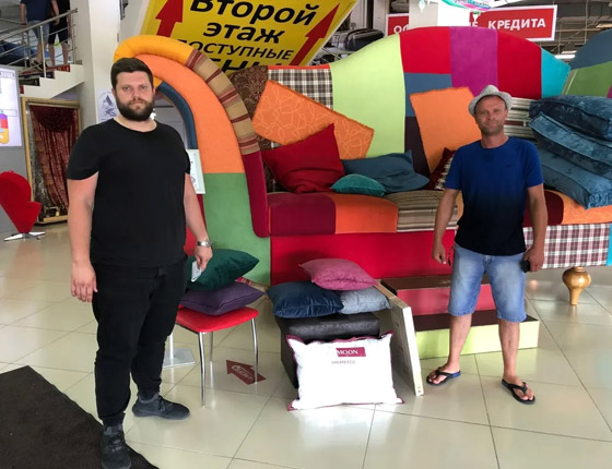 شابان روسيان يفوزان بتحدي بعد أن بقيا جالسين على أريكة 4 أيام متواصلة! صورة رقم 3