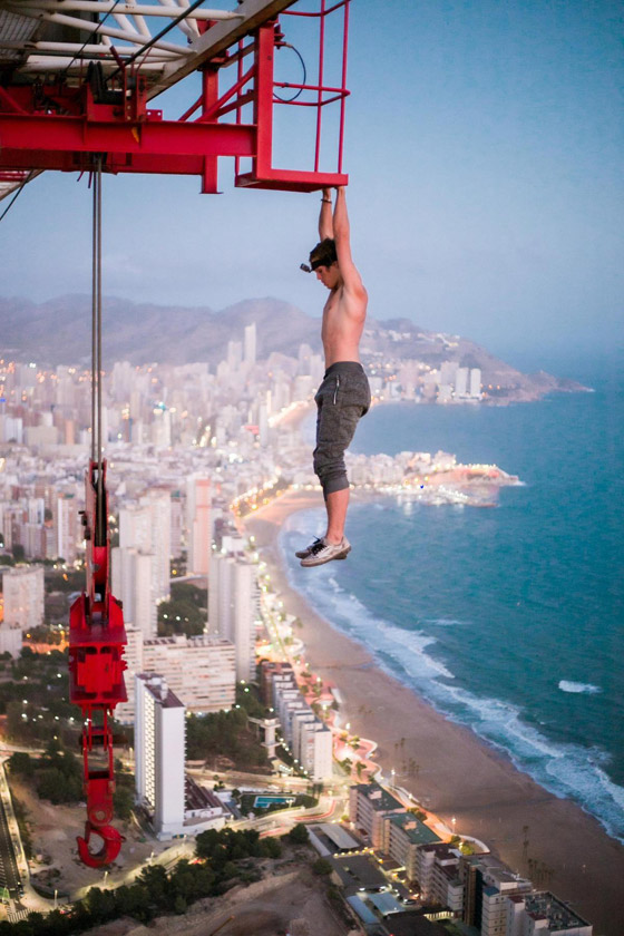 هاو للتسلق يخوض تجربة جنونية في دبي! تدلى من ناطحة سحاب على ارتفاع 390 مترا صورة رقم 8