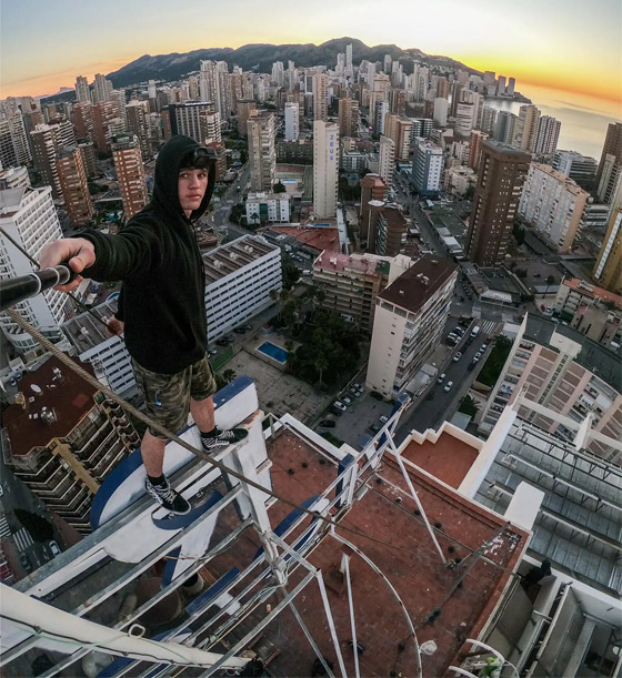 هاو للتسلق يخوض تجربة جنونية في دبي! تدلى من ناطحة سحاب على ارتفاع 390 مترا صورة رقم 11