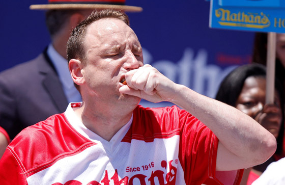 التهم 63 شطيرة في 10 دقائق فقط! أمريكي يفوز بمسابقة أكل 