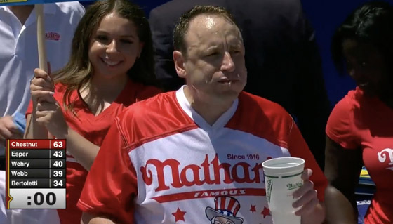 التهم 63 شطيرة في 10 دقائق فقط! أمريكي يفوز بمسابقة أكل 