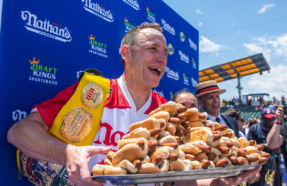 التهم 63 شطيرة في 10 دقائق فقط! أمريكي يفوز بمسابقة أكل 