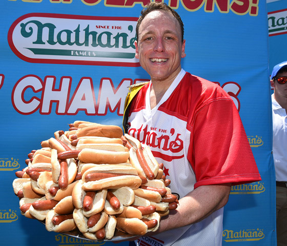 التهم 63 شطيرة في 10 دقائق فقط! أمريكي يفوز بمسابقة أكل 