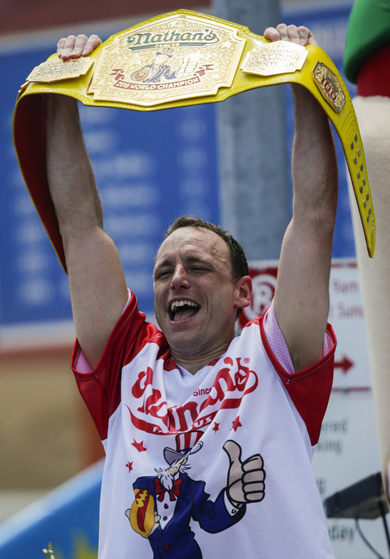 التهم 63 شطيرة في 10 دقائق فقط! أمريكي يفوز بمسابقة أكل 