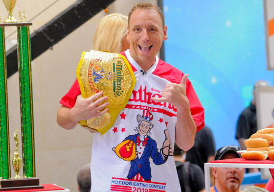 التهم 63 شطيرة في 10 دقائق فقط! أمريكي يفوز بمسابقة أكل 