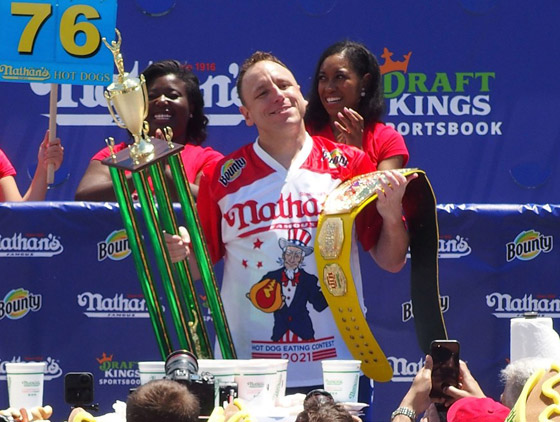 التهم 63 شطيرة في 10 دقائق فقط! أمريكي يفوز بمسابقة أكل 