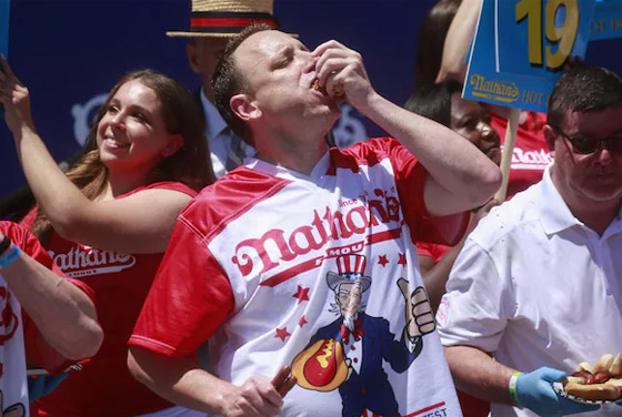 التهم 63 شطيرة في 10 دقائق فقط! أمريكي يفوز بمسابقة أكل 