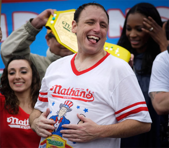 التهم 63 شطيرة في 10 دقائق فقط! أمريكي يفوز بمسابقة أكل 