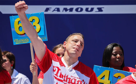 التهم 63 شطيرة في 10 دقائق فقط! أمريكي يفوز بمسابقة أكل 