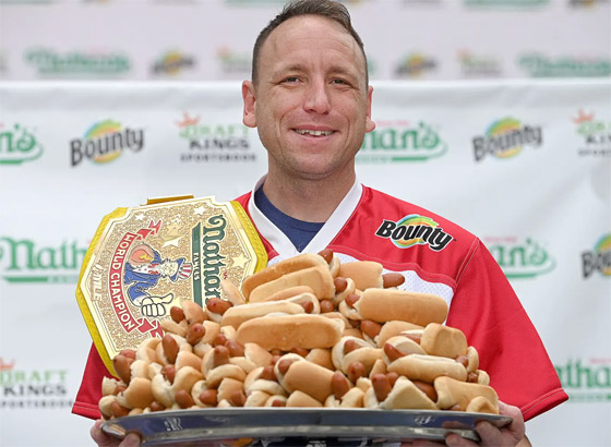 التهم 63 شطيرة في 10 دقائق فقط! أمريكي يفوز بمسابقة أكل 