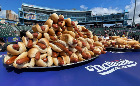 التهم 63 شطيرة في 10 دقائق فقط! أمريكي يفوز بمسابقة أكل 