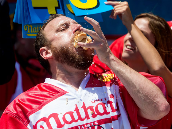 التهم 63 شطيرة في 10 دقائق فقط! أمريكي يفوز بمسابقة أكل 