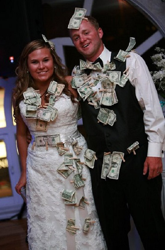 أغرب مراسم حفلات الزفاف حول العالم.. أبرزها في كوبا النقود تلقى على العروس صورة رقم 2