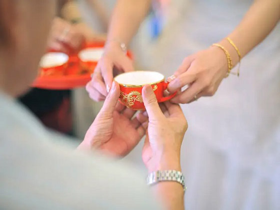 أغرب مراسم حفلات الزفاف حول العالم.. أبرزها في كوبا النقود تلقى على العروس صورة رقم 6