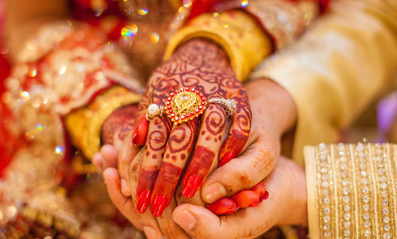 أغرب مراسم حفلات الزفاف حول العالم.. أبرزها في كوبا النقود تلقى على العروس صورة رقم 1