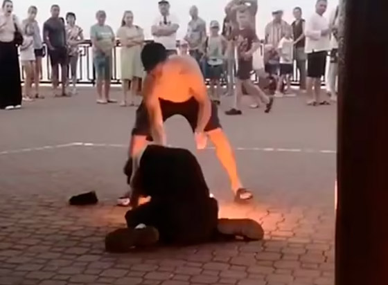 كارثة بعرض بهلواني: نيران تشتعل بوجه راقص يؤدي حركات بعصا مشتعلة صورة رقم 5 كارثة بعرض بهلواني: نيران تشتعل بوجه راقص يؤدي حركات بعصا مشتعلة صورة رقم 5