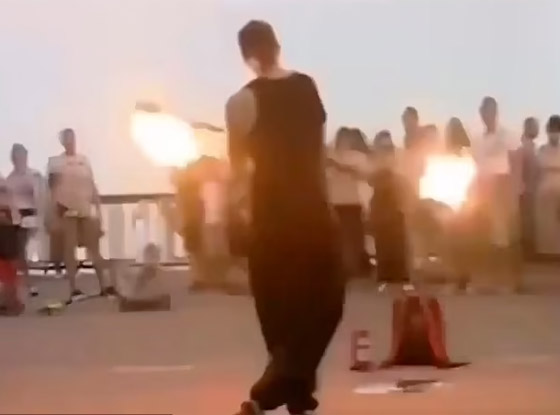 كارثة بعرض بهلواني: نيران تشتعل بوجه راقص يؤدي حركات بعصا مشتعلة صورة رقم 2 كارثة بعرض بهلواني: نيران تشتعل بوجه راقص يؤدي حركات بعصا مشتعلة صورة رقم 2