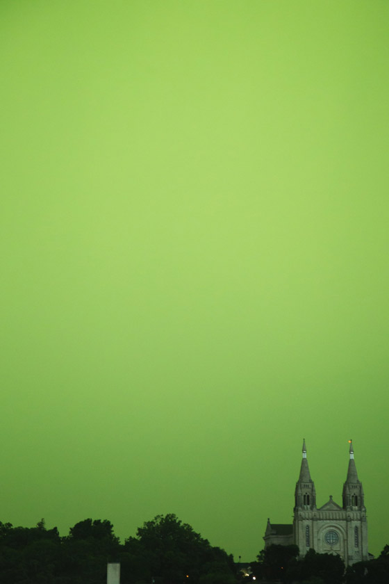 السماء خضراء.. ظاهرة غريبة ترعب مدينة أمريكية! صور صورة رقم 3