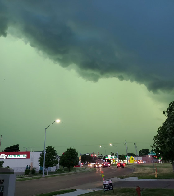 السماء خضراء.. ظاهرة غريبة ترعب مدينة أمريكية! صور صورة رقم 8