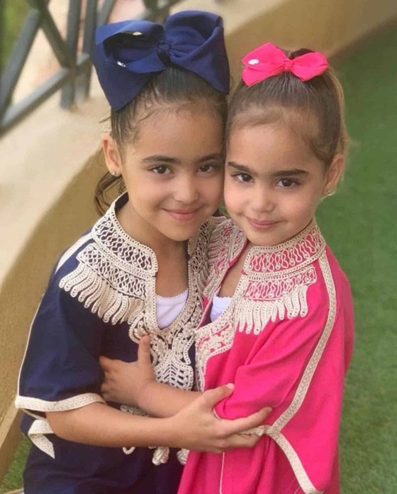 فيديو: تامر حسني يفاجئ الجمهور ويحضن ابنتيه 