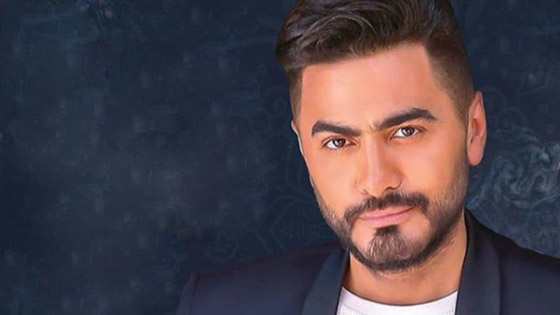 فيديو: تامر حسني يفاجئ الجمهور ويحضن ابنتيه 
