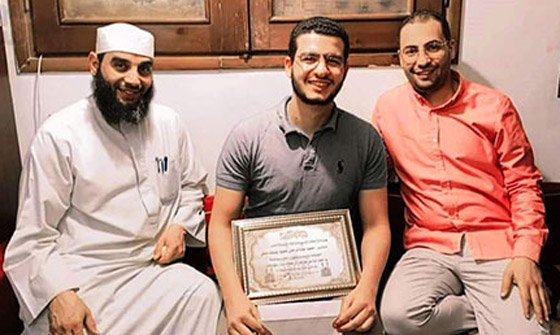 فيديو: شاب يقرأ القرآن الكريم كاملا في سبع ساعات دون أخطاء! صورة رقم 4 فيديو: شاب يقرأ القرآن الكريم كاملا في سبع ساعات دون أخطاء! صورة رقم 4