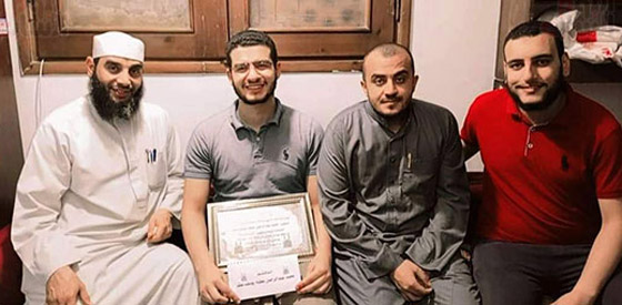 فيديو: شاب يقرأ القرآن الكريم كاملا في سبع ساعات دون أخطاء! صورة رقم 5 فيديو: شاب يقرأ القرآن الكريم كاملا في سبع ساعات دون أخطاء! صورة رقم 5