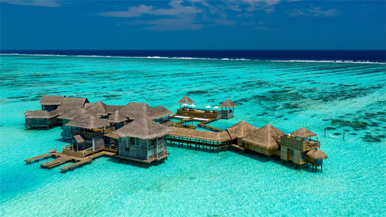 لعطلة لا مثيل لها.. اكتشفوا 10 من أروع الفلل العائمة في جزر المالديف صورة رقم 9
