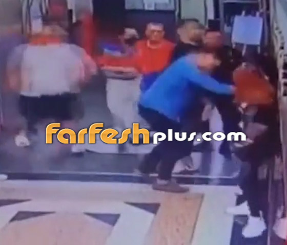 مراهق يعتدي على مسن بالضرب والشتائم.. هكذا رد شباب على فعله! فيديو صورة رقم 3 مراهق يعتدي على مسن بالضرب والشتائم.. هكذا رد شباب على فعله! فيديو صورة رقم 3