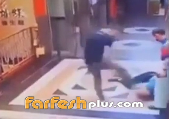 مراهق يعتدي على مسن بالضرب والشتائم.. هكذا رد شباب على فعله! فيديو صورة رقم 5 مراهق يعتدي على مسن بالضرب والشتائم.. هكذا رد شباب على فعله! فيديو صورة رقم 5