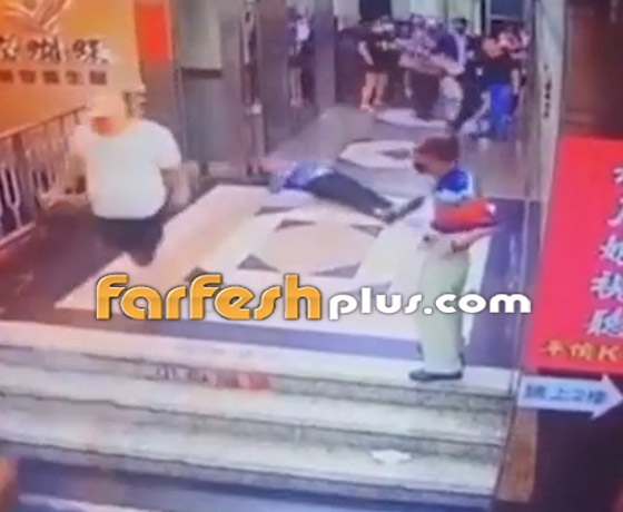 مراهق يعتدي على مسن بالضرب والشتائم.. هكذا رد شباب على فعله! فيديو صورة رقم 6 مراهق يعتدي على مسن بالضرب والشتائم.. هكذا رد شباب على فعله! فيديو صورة رقم 6