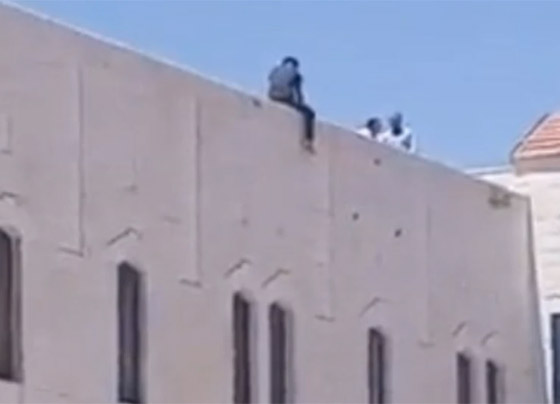 بالفيديو: طالب أردني يحاول الانتحار من أعلى مبنى جامعي.. تعرض لظلم! صورة رقم 4 بالفيديو: طالب أردني يحاول الانتحار من أعلى مبنى جامعي.. تعرض لظلم! صورة رقم 4