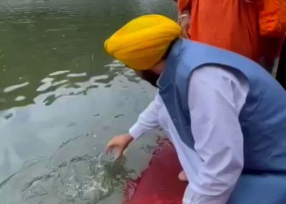 أراد إثبات نظافة المياه.. تسمم مسؤول هندي شرب من 