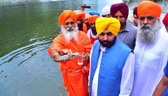 أراد إثبات نظافة المياه.. تسمم مسؤول هندي شرب من 