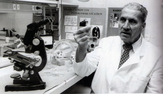 زرع شرائح إلكترونية بأدمغة الإنسان والحيوانات.. عالم إسباني أراد السيطرة على العقل البشري صورة رقم 1