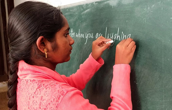 تكتب بكلتا اليدين.. فتاة هندية تبهر متابعيها بقدراتها الكتابية الخارقة! فيديو صورة رقم 1