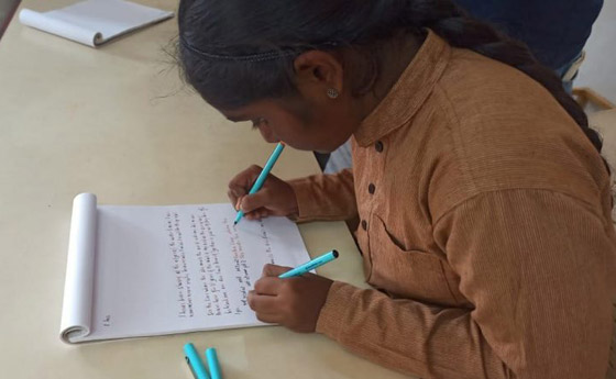 تكتب بكلتا اليدين.. فتاة هندية تبهر متابعيها بقدراتها الكتابية الخارقة! فيديو صورة رقم 3