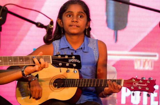 تكتب بكلتا اليدين.. فتاة هندية تبهر متابعيها بقدراتها الكتابية الخارقة! فيديو صورة رقم 4