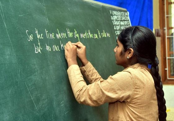 تكتب بكلتا اليدين.. فتاة هندية تبهر متابعيها بقدراتها الكتابية الخارقة! فيديو صورة رقم 6