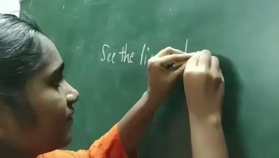 تكتب بكلتا اليدين.. فتاة هندية تبهر متابعيها بقدراتها الكتابية الخارقة! فيديو صورة رقم 8