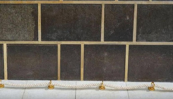 صور :كسوة الكعبة.. الجدران تتزين بالذهب استعدادا للاستبدال صورة رقم 1