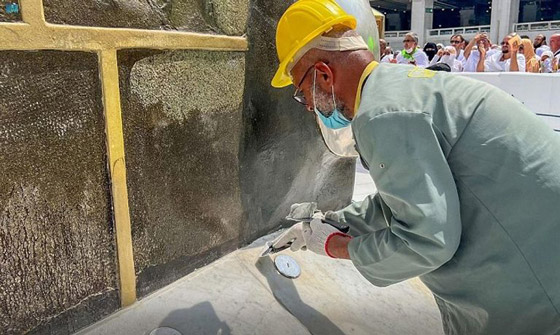 صور :كسوة الكعبة.. الجدران تتزين بالذهب استعدادا للاستبدال صورة رقم 2