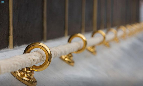 صور :كسوة الكعبة.. الجدران تتزين بالذهب استعدادا للاستبدال صورة رقم 3