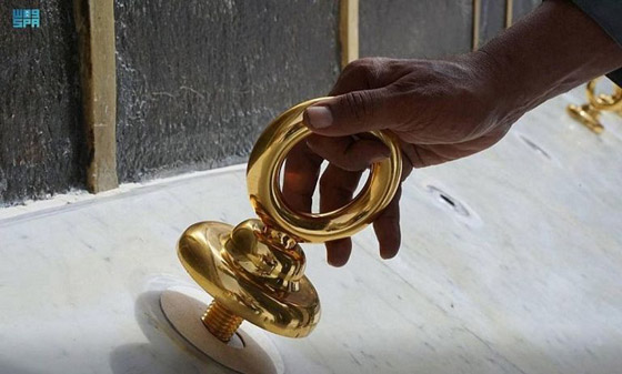 صور :كسوة الكعبة.. الجدران تتزين بالذهب استعدادا للاستبدال صورة رقم 4