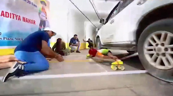 طفلة هندية تدخل موسوعة غينيس.. تزلجت تحت 20 سيارة بـ13 ثانية صورة رقم 5