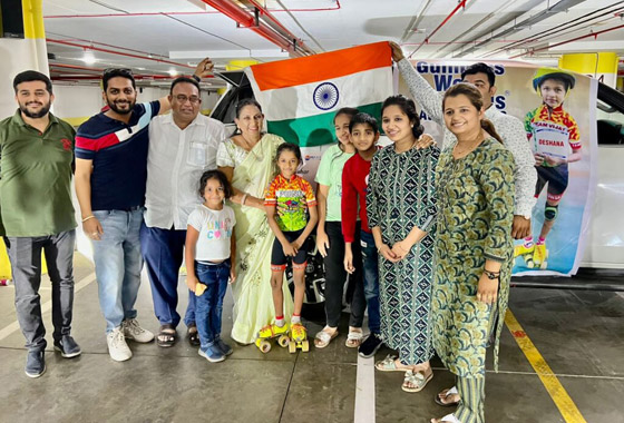 طفلة هندية تدخل موسوعة غينيس.. تزلجت تحت 20 سيارة بـ13 ثانية صورة رقم 7