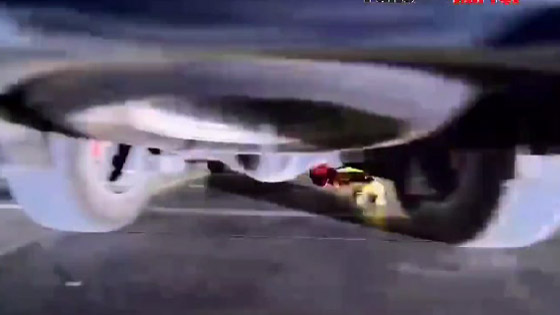 طفلة هندية تدخل موسوعة غينيس.. تزلجت تحت 20 سيارة بـ13 ثانية صورة رقم 3